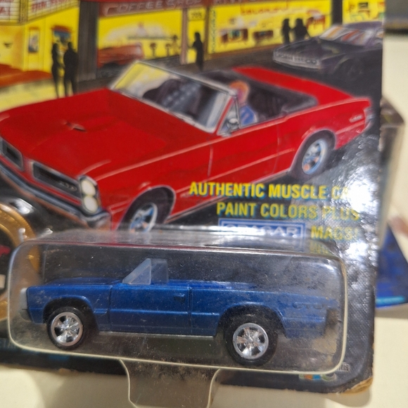Johnny Lightning Muscle Cars USA 1965 GTO Blue Limited Edition - Picture 3 of 6